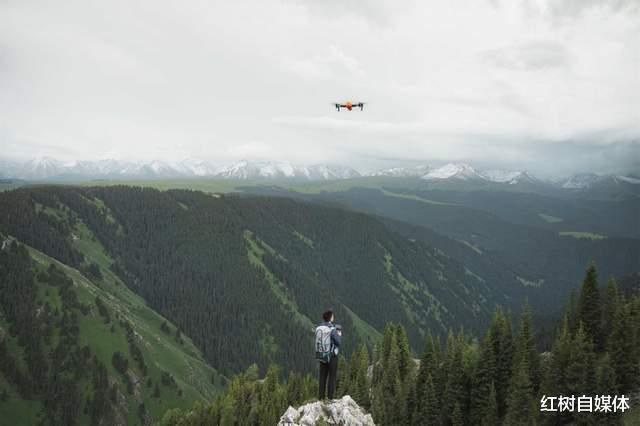 短视频|双旦直降1300元后,这款可以竖拍的便携式无人机到底有多香?