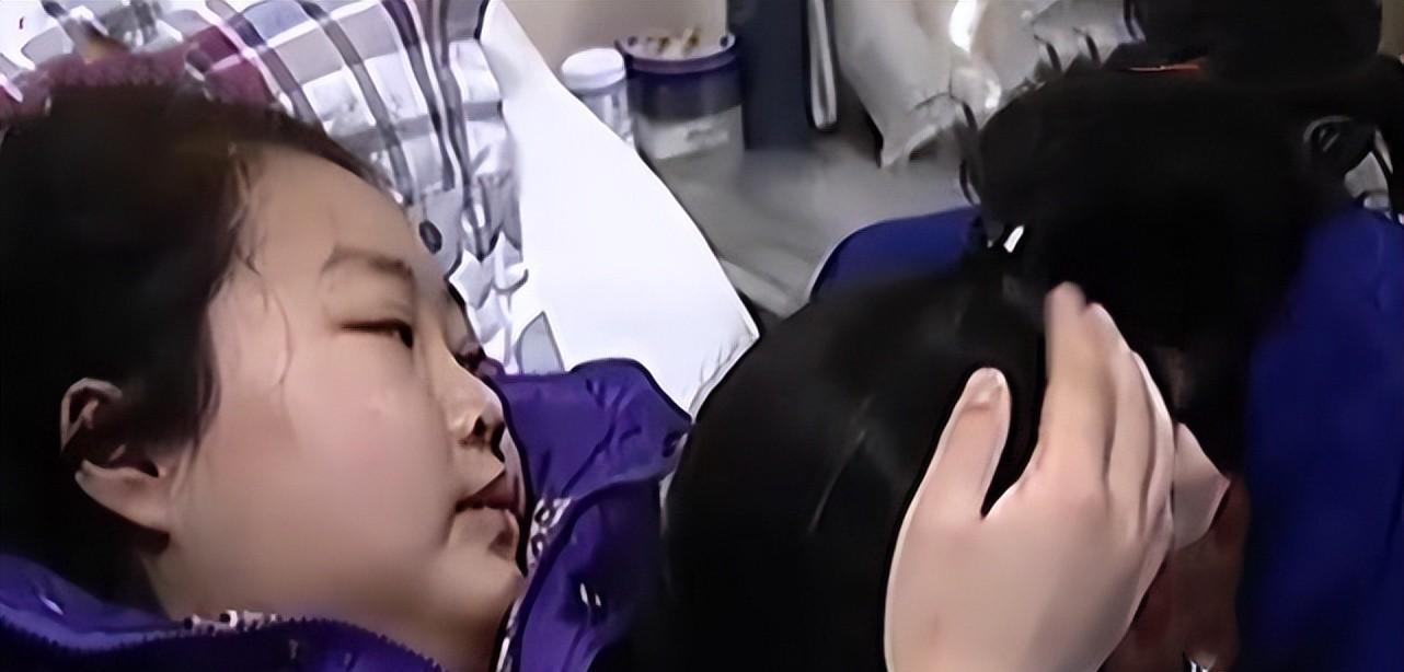 十五年前,女孩出生二十天被生父抛弃,癌症求助生父被拒绝获理解