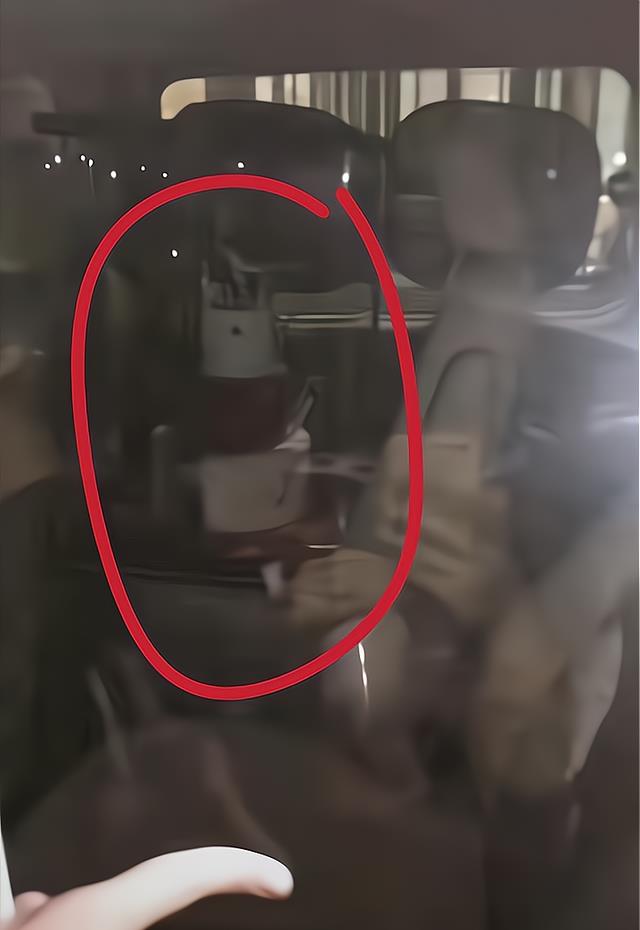 肖战|磕到了!肖战生日王一博疑似送蛋糕,随后带着“柴犬”回酒店