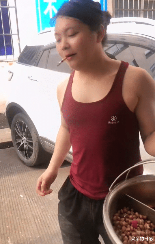 四川一小伙“男身女相”,因为漂亮被误会,同事:至今没找到老婆