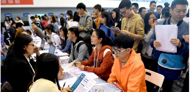 招聘|2022中铁单位开始招聘，对这3类毕业生很友好，上岸后待遇很可观