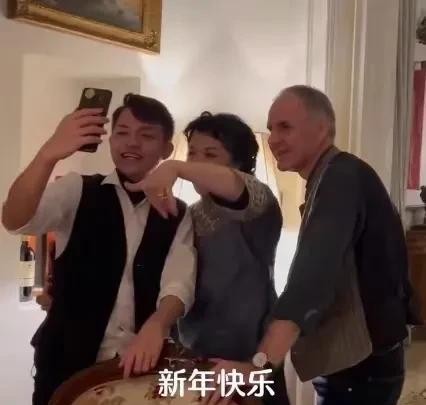 金星|55岁金星定居欧洲!与洋老公秀恩爱,男性特征渐显,变性后遗症大