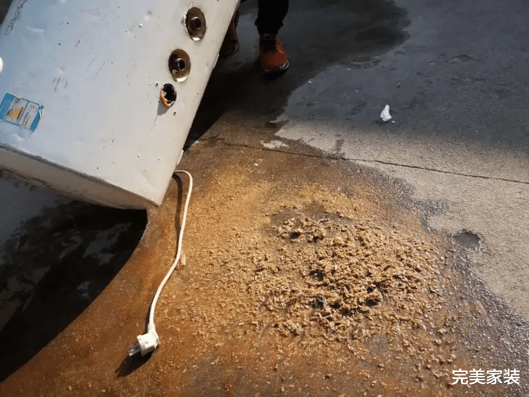 为什么电热水器的水流越来越小？先解决2个根源，再疏通堵点