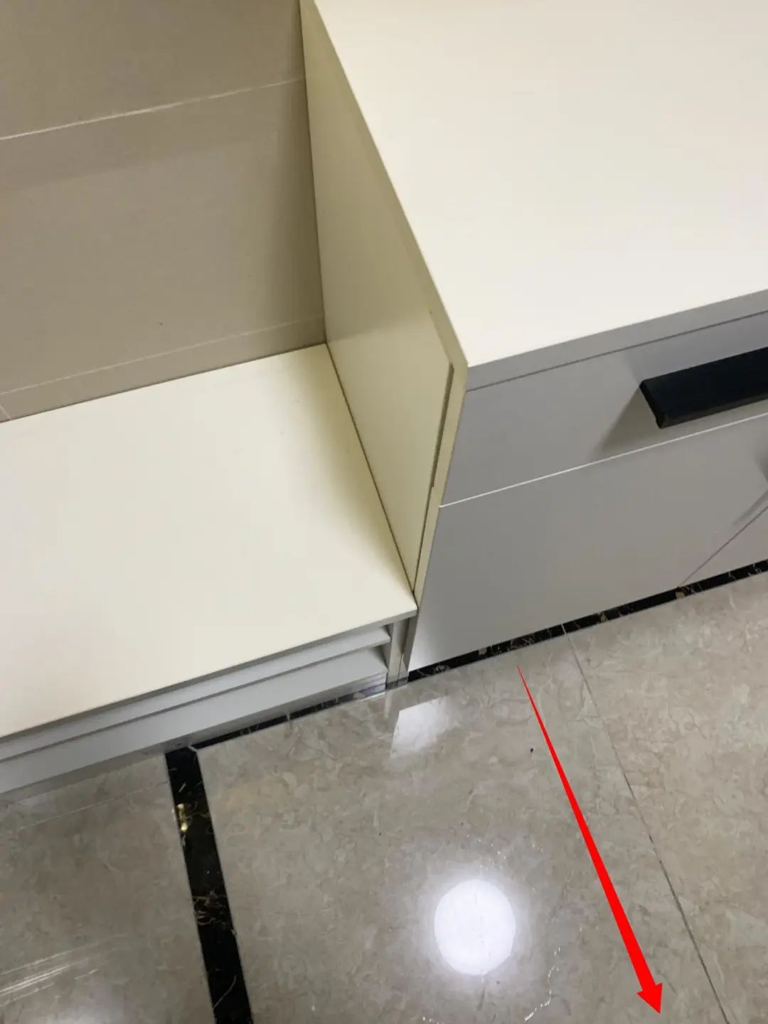 一梯两户鞋柜放电梯口,占用公摊面积,不想被强拆别忘知会物业!