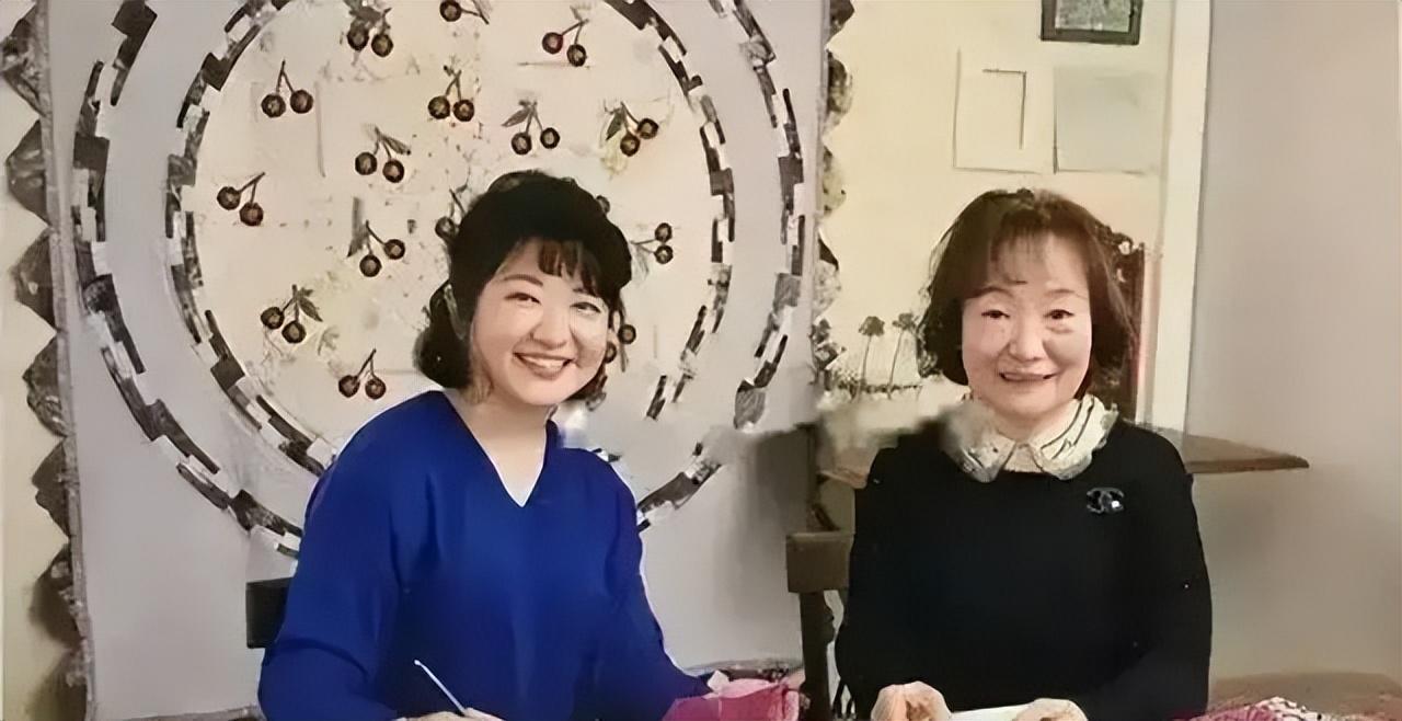 穿衣搭配 62岁的山口百惠微胖也气质,穿衣简约不扮嫩,自然老去的样子真美