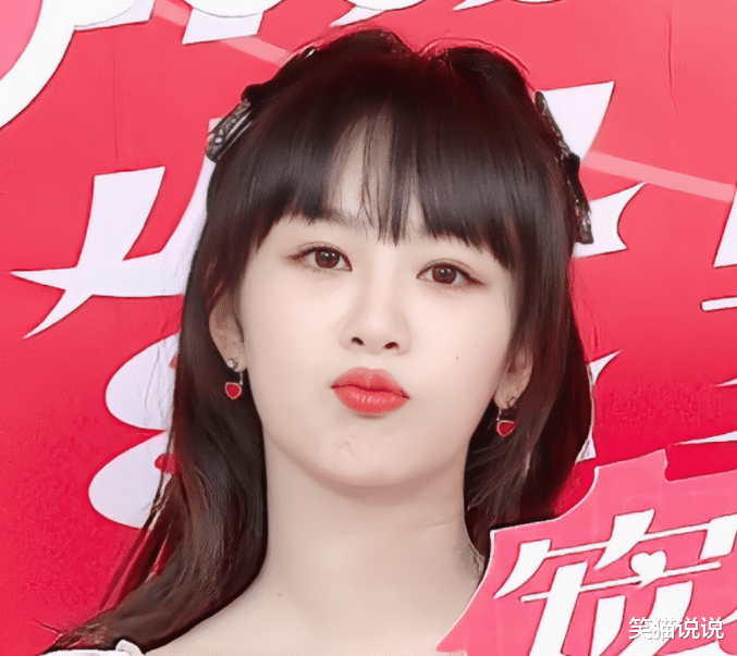 杨紫|杨紫直播白裙造型很甜美,简约大方有气质,面带微笑状态佳!