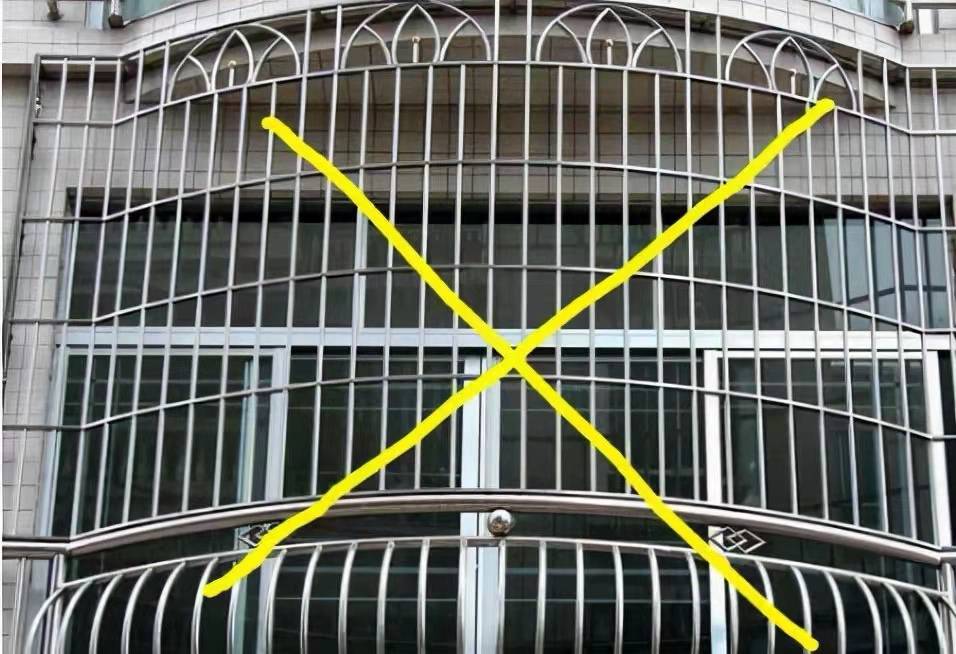 新房装修装了防盗网,小区邻居一个个都嘲笑太丑,原来如今都流行这样装了