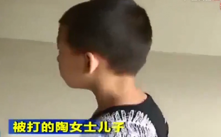 男孩遭到邻居暴打，母亲与其理论惨遭暴揍，网友：你应该感谢人家