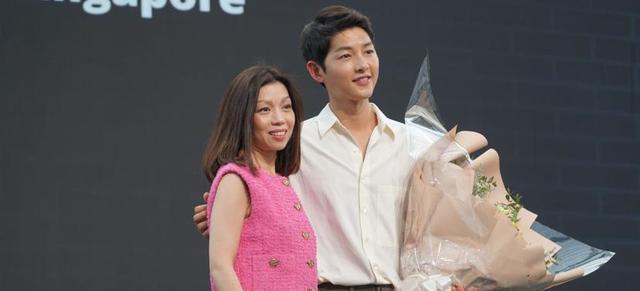 宋仲基|宋仲基现身海外宣传新剧,超百位粉丝顶高温守候,状态超好显贵气