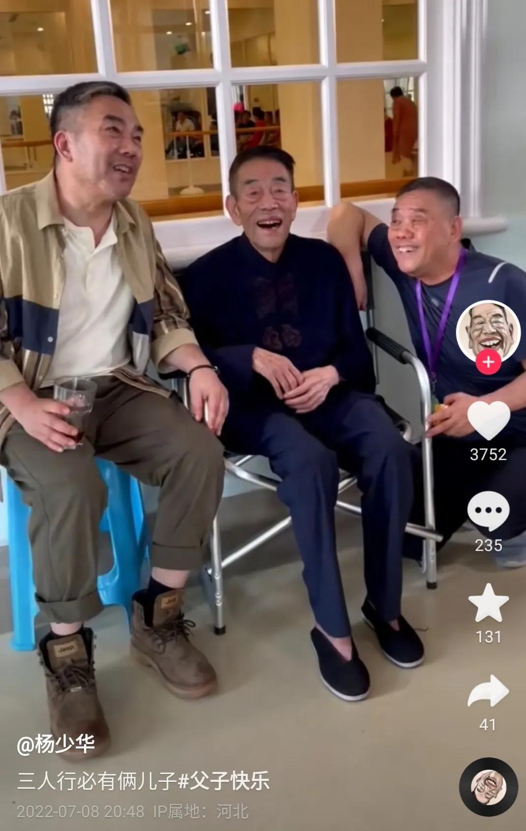 杨少华|90岁杨少华被曝街头摆摊，和蔼可亲满脸笑容，满桌子串儿引人注目