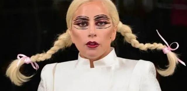 小丑2|两个人的疯狂开启!LadyGaga晒图庆祝,《小丑2》拍摄之旅启程