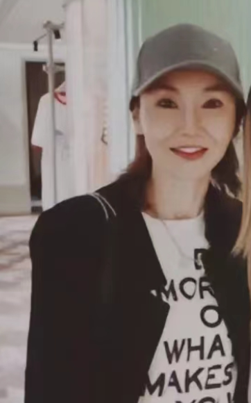 张曼玉|整容失败？57岁张曼玉罕见现身模样大变，脸部僵硬鼻子又高又直