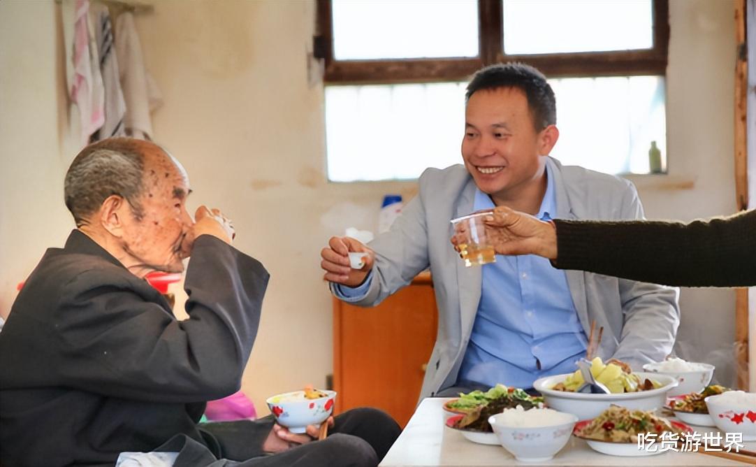 广东65岁退休教师,30年来每天晚饭必喝2两酒,如今身体怎样了?