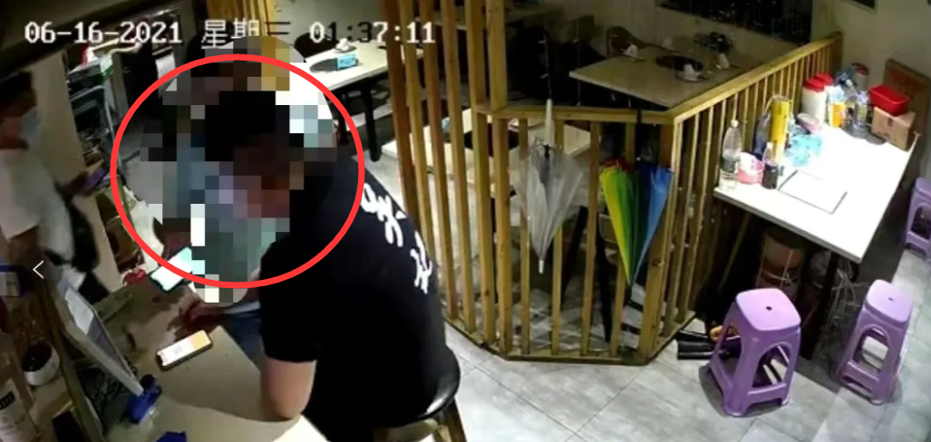 厨师偷换收款码获利40万,没人就拿出自己手机收款,全部用于赌博