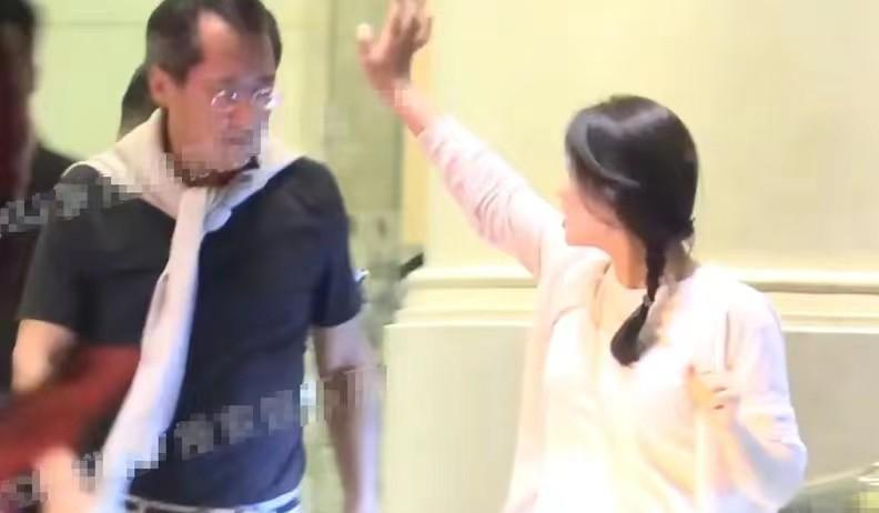 宋丹丹 陈好携富豪老公聚会，老公造型别致太个性，宋丹丹油头黑衣像爷们