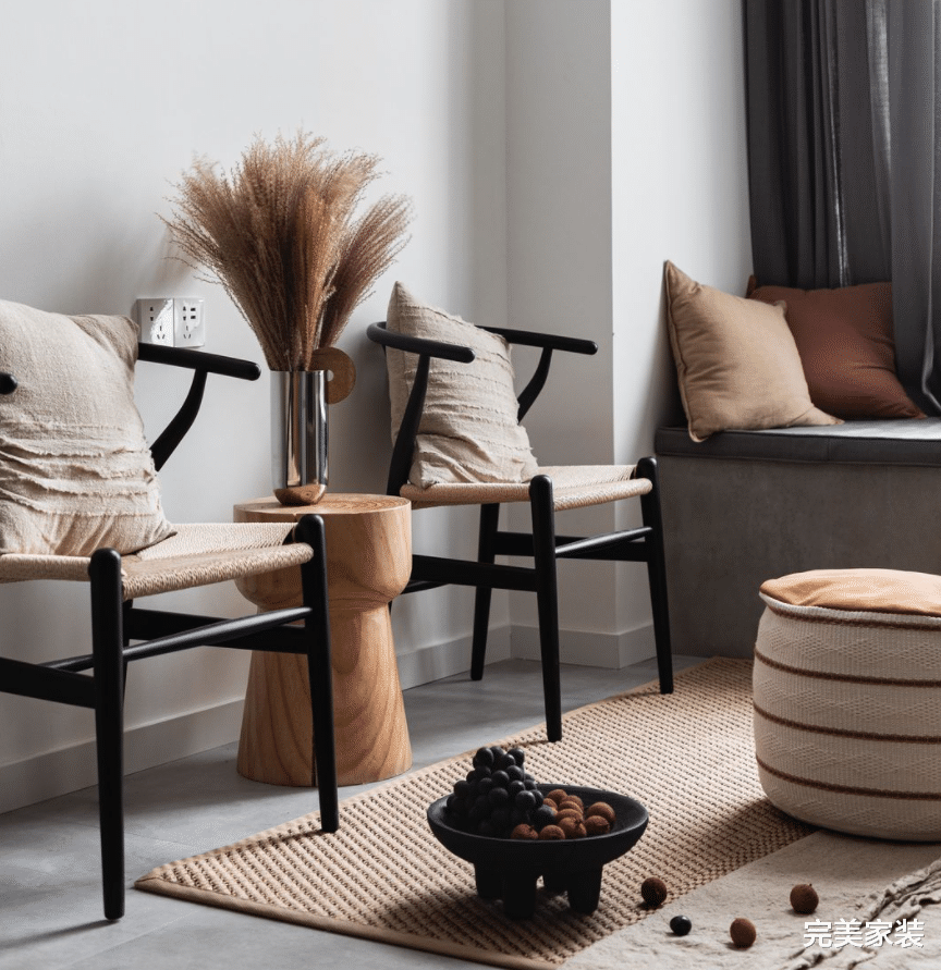 20平方米的空间里设计两层楼,还有赏景的大飘窗,实现对家的幻想