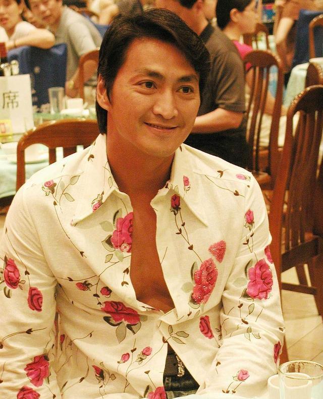 何家劲|62岁何家劲街边理发，直言60以上剪发2元，网友调侃：虚报年龄