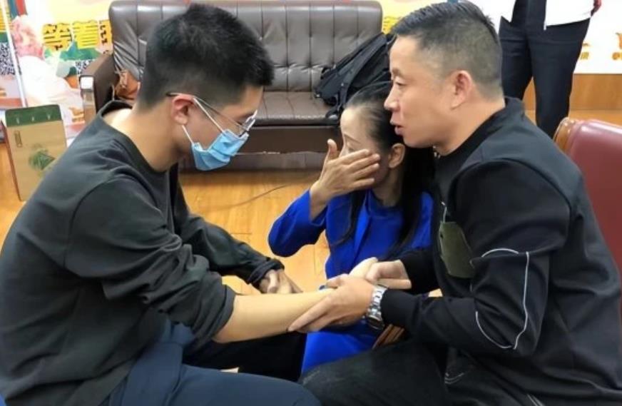 金智秀|卓妈被指偏向孙辉，直播中正面回应此事，网友称让卓宝安心学习