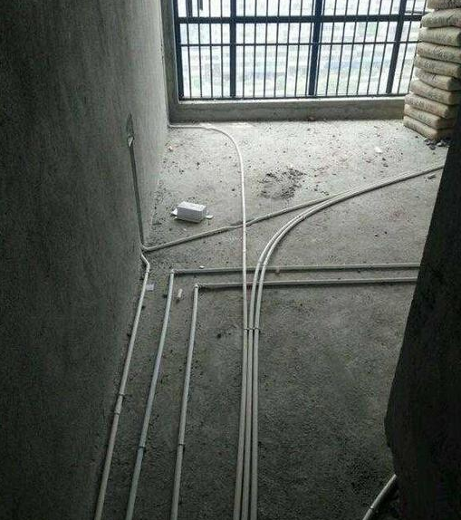 我家水电安装找熟人做的，看了邻居家水电安装后，真想砸了重装！