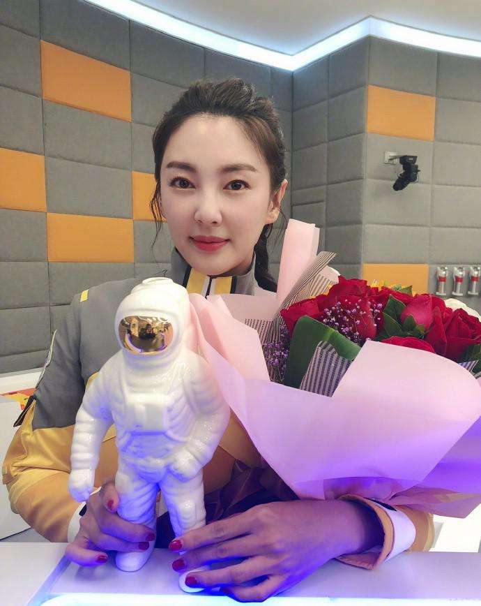 张雨绮|张雨绮疑与男伴同居,新男友身材高大,全副武装下楼替女友买烟