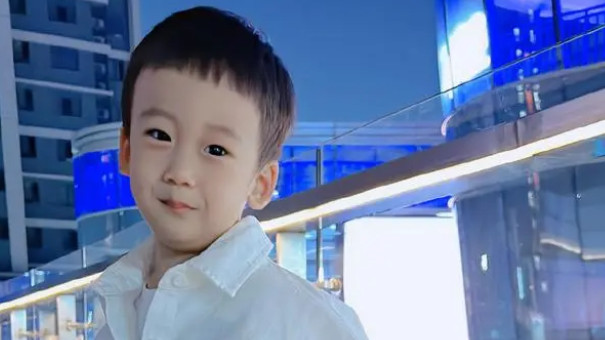 萌宝|韩天宇娇妻晒萌娃，身穿白衬衣，冲镜头嘟嘴卖萌，表情神似爸爸