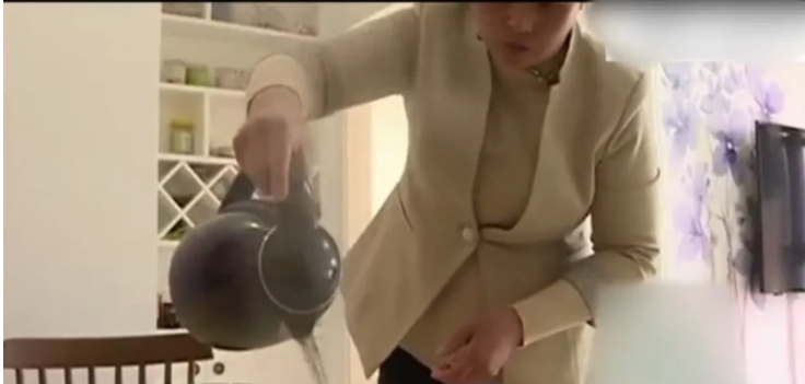 浙江杭州,谢女士花了4500元,买了一张冰花玉石餐桌,只要端上热菜就会飘出一股难闻的气味