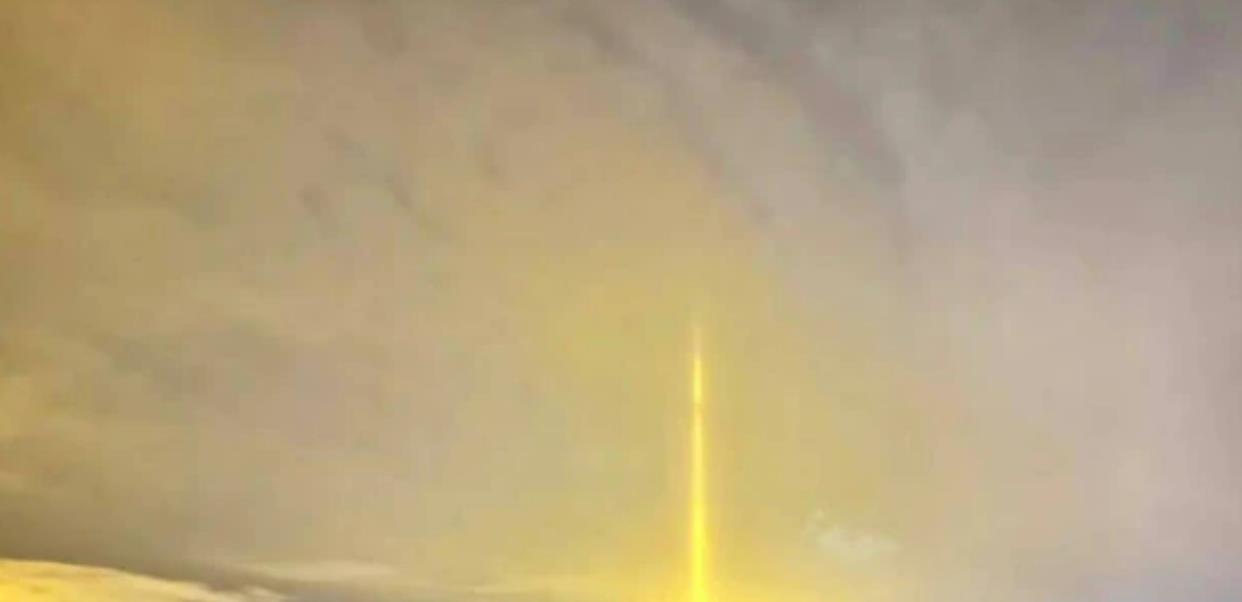 外星“传送门”?俄罗斯夜空惊现神秘光柱,直冲云霄,到底是什么