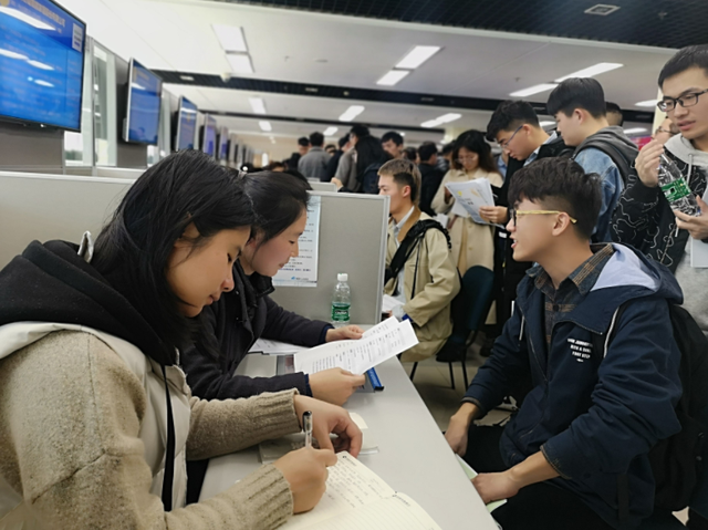 求职|专科“普信女”不满求职被拒，晒简历求安慰，却在评论区看清现实