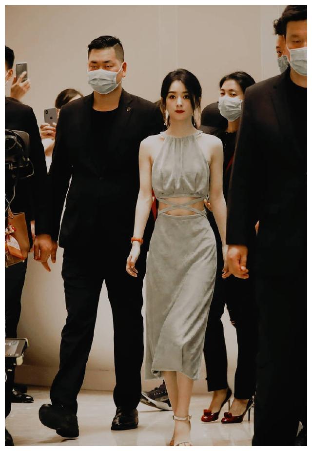 赵丽颖|赵丽颖杨幂同穿高定,曾经被嘲土鳖的赵丽颖真的与时尚无缘吗?