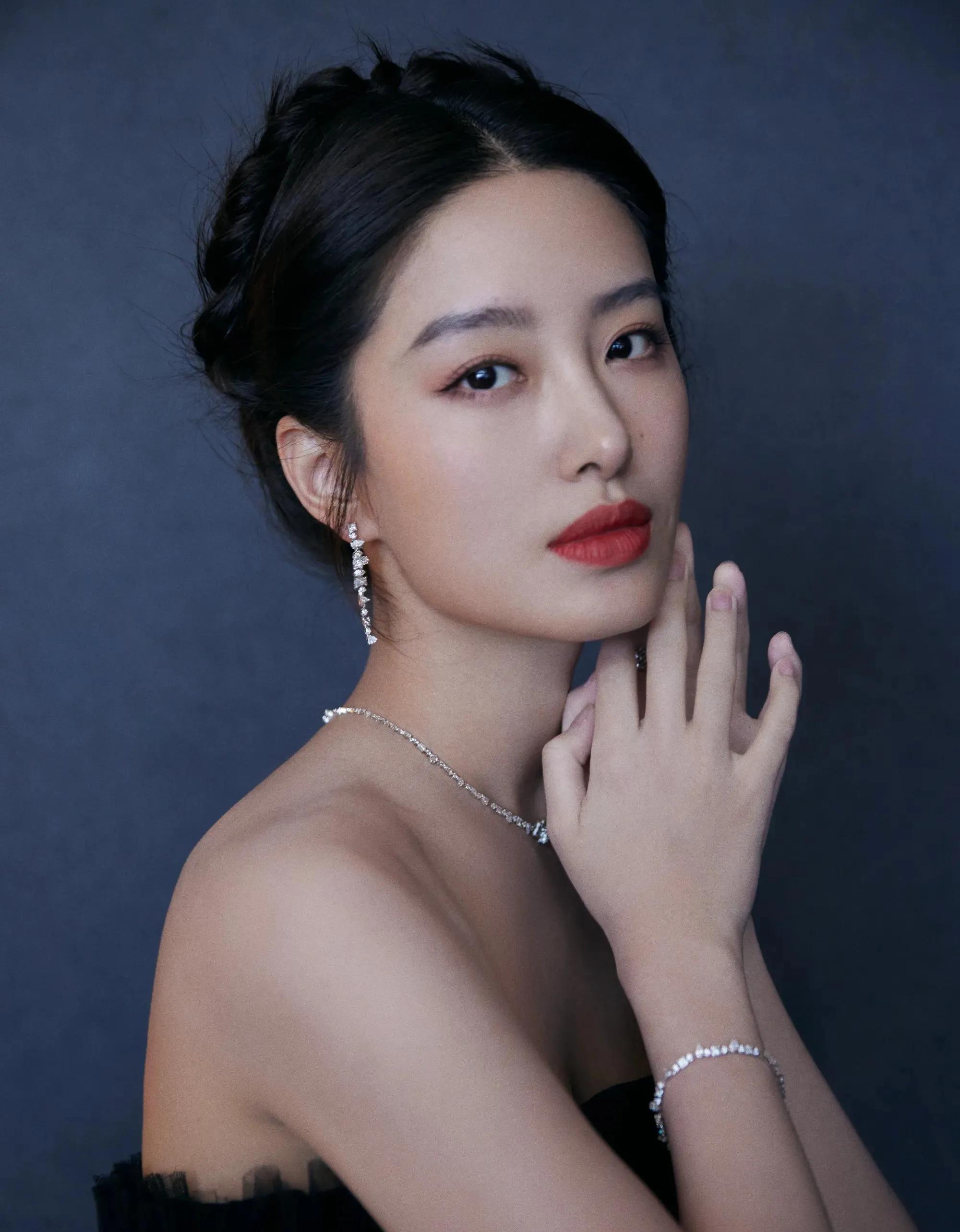 杨采钰|新晋明星杨采钰