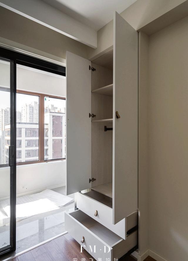 卧室装衣柜,多一个太挤,少一个不够用!他家仅占10cm做足收纳?