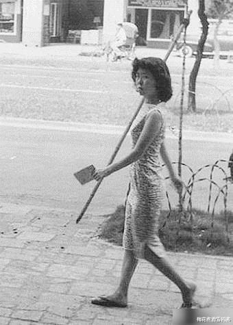 唐嫣|春晚记忆，费翔首登春晚为何只有上半身镜头？此次表演被封杀13年