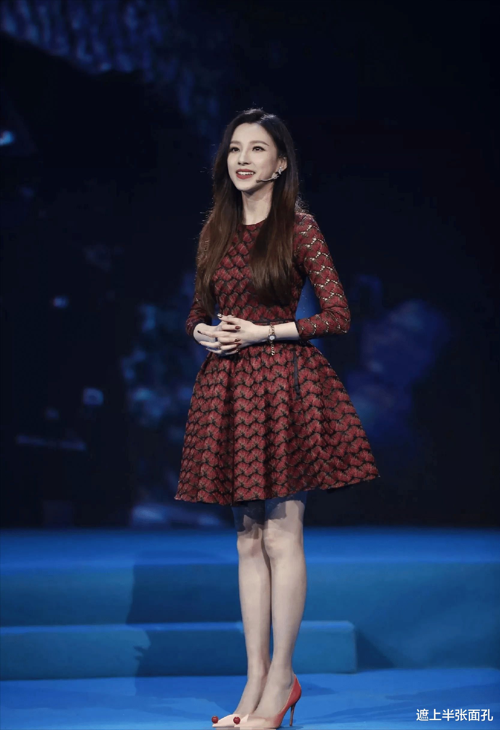 马凡舒|央视主持马凡舒惹争议，两次拒绝与粉丝合影，却主动与外国人合影