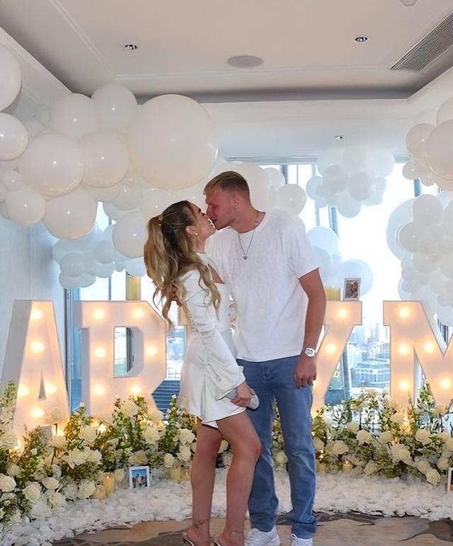 阿森纳门神求婚成功!未婚妻是高颜值空姐,三狮太太团添佳丽(图)