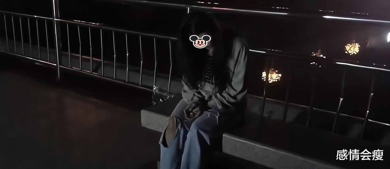 父母催婚,女子离家出走露宿街头,路过男子赠食并给她安身之所