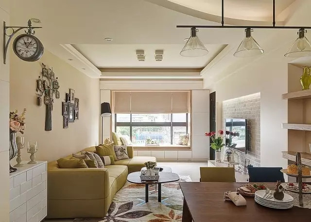 76平欧式二居室，餐厅彩色木质餐厅家具让这个空间更年轻活跃