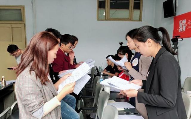 教师|某中学招聘教师，年薪40万引发争议，网友质疑：这样真的公平吗