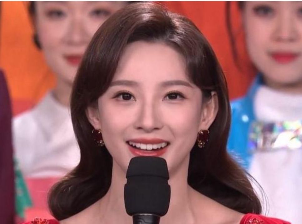 华晨宇|春晚新主持马凡舒火了!一身小红裙太惊艳,原来谢娜19年就穿过