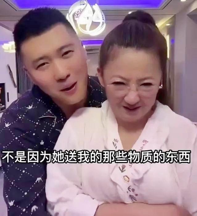 28岁小伙迎娶50岁大妈，获赠一套房和保时捷，坦言：我们是真爱