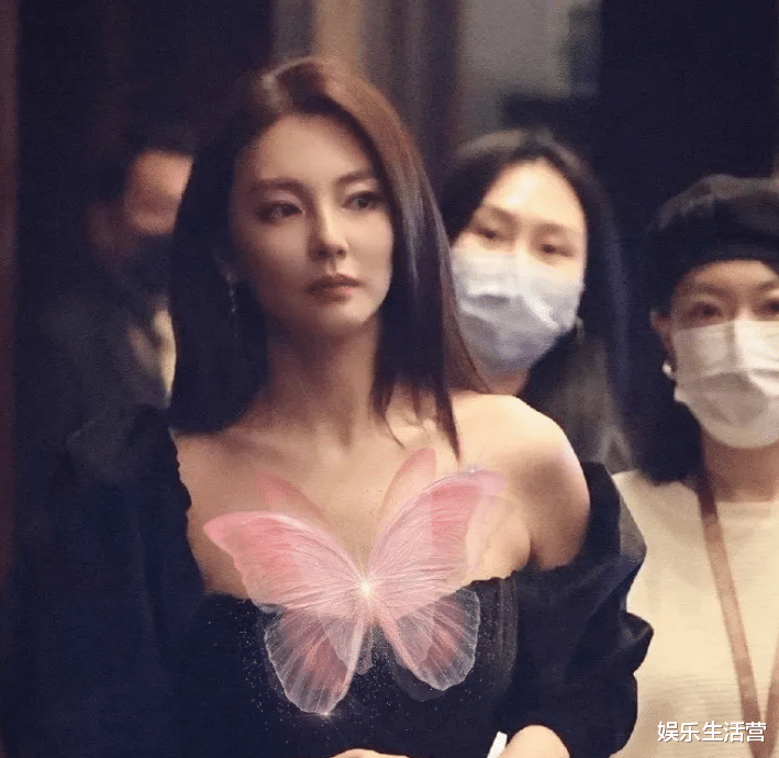 张雨绮|内娱萧亚轩？8个月换3男友，张雨琦和新男友旅游，搂肩合影笑容灿烂