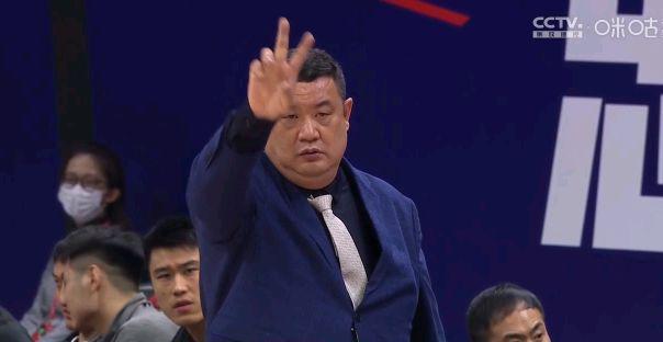 广东男篮|广东八人得分上双大胜山东，赵睿嬉皮笑脸，徐长锁真想用废陶汉林