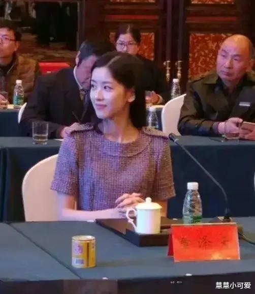 章泽天|差劲的主办方，竟然把刘强东与奶茶妹妹分开坐，太过分了