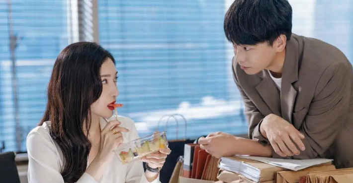 江疏影|江疏影直播,好奇彭昱畅和自己拍吻戏害羞,网友:这在打谁的脸?