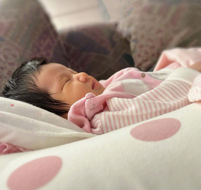 钟嘉欣|38岁钟嘉欣高龄三胎产女！产后素颜出镜吻孩子，混血婴儿长相可爱