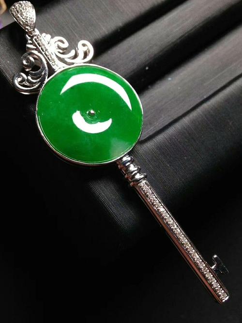 翡翠|小小一枚翡翠怀古,94年估价便达180万,如今更是价值490万