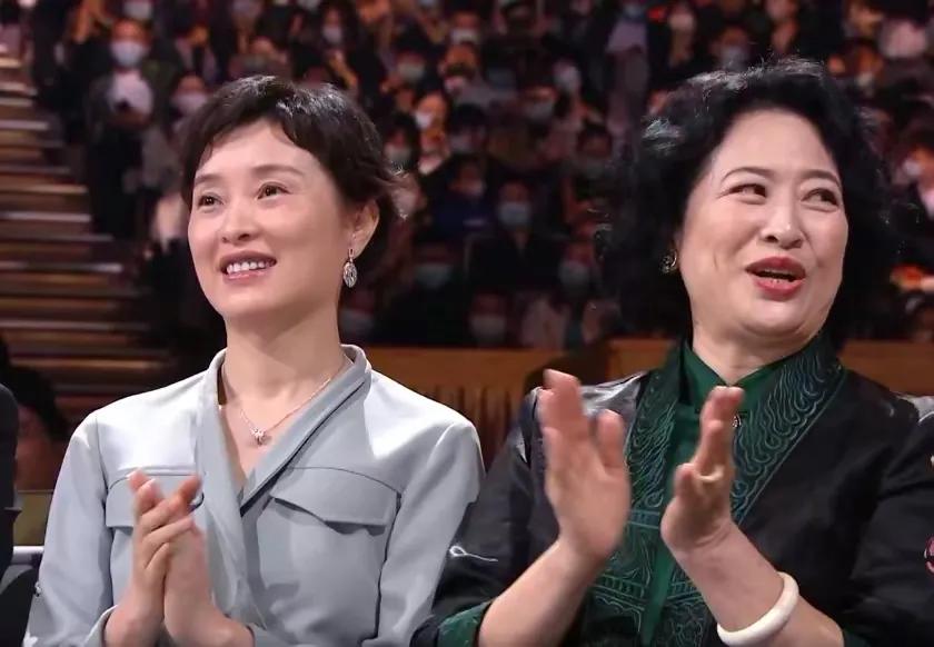 谭松韵|金鹰节颁奖典礼!马丽得奖太好哭,吴越留短发好显老,谭松韵最佳