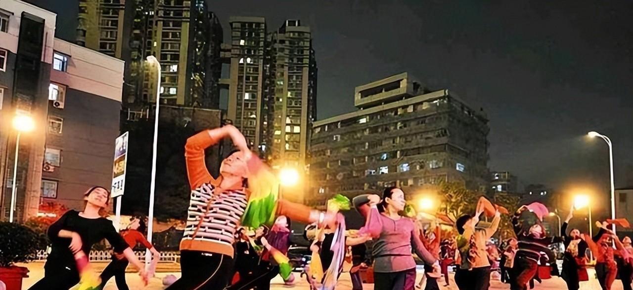 大妈们深夜跳广场舞被暴打!不听劝阻放三个音箱,最严重被打骨折