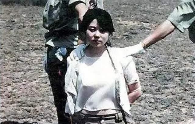 1993年,“最美死刑犯”任雪穿着露脐装上路,被枪决前突然张开嘴