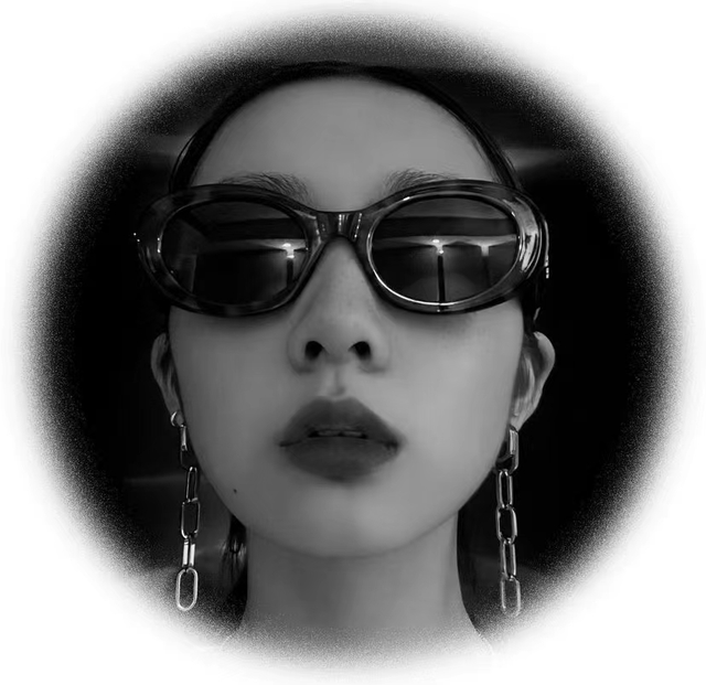 美甲 16岁多多晒摩登美照！气场强大脸上雀斑抢眼，高调秀鲜红长美甲