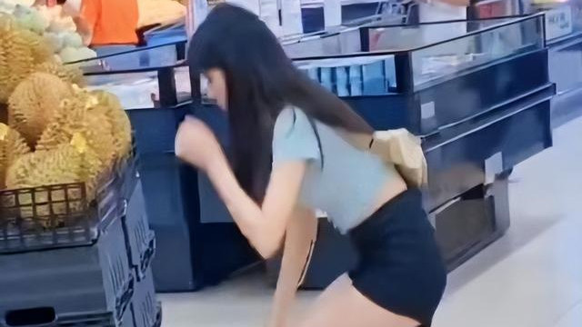 美女买榴莲，帮男友试跪，网友：就这腿，跪钉子也愿意